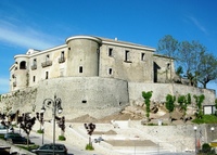 Castello_di_Gesualdo.jpg